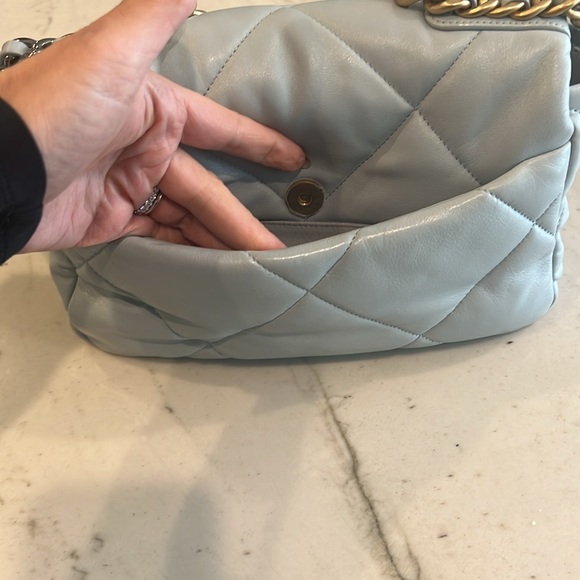 Chanel 19 medium quilted Flap Bag - light blue - Picture 7 of 16